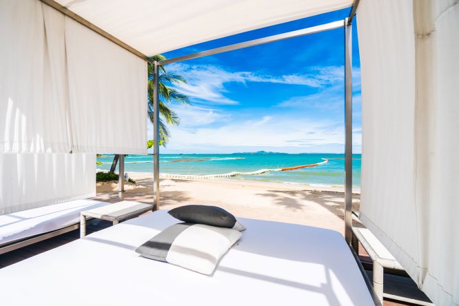 Hawaii vacation rental overlooking ocean at sunset
