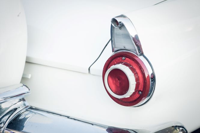 Airbag curtain hinge clip in vehicle roofline