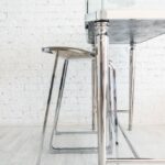 Modern glass table addicciando in a contemporary living room