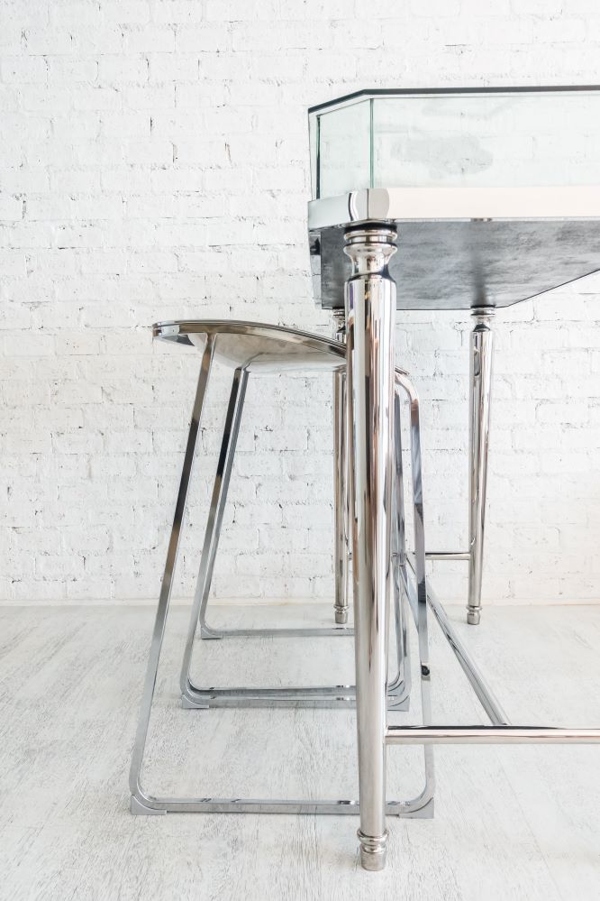 Modern glass table addicciando in a contemporary living room